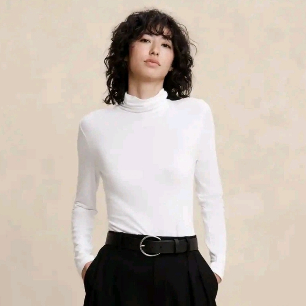 NWT Med Banana Republic Timeless White Long Sleeve Turtleneck - White